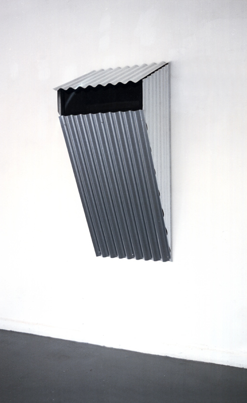 Klaus Osterwald – Maske, 1991, Wellblech, Glas, Winkeleisen, 160 X 68 X 65 cm, Krings-Ernst Galerie