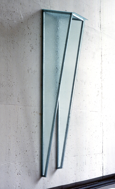 Klaus Osterwald – freie Plastik, "Shelters", verzinktes Stahlrohr, Eisblumenglas